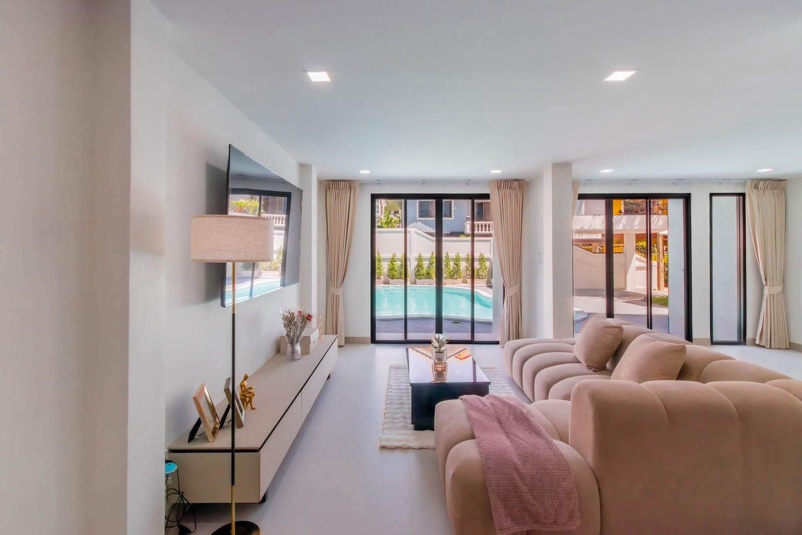 SCT260747 Luxury Pool Villa 7-Bedroom in Soi Peniat Chang Central Pattaya (13) SCT260747 Luxury Pool Villa 7-Bedroom in Soi Peniat Chang Central Pattaya