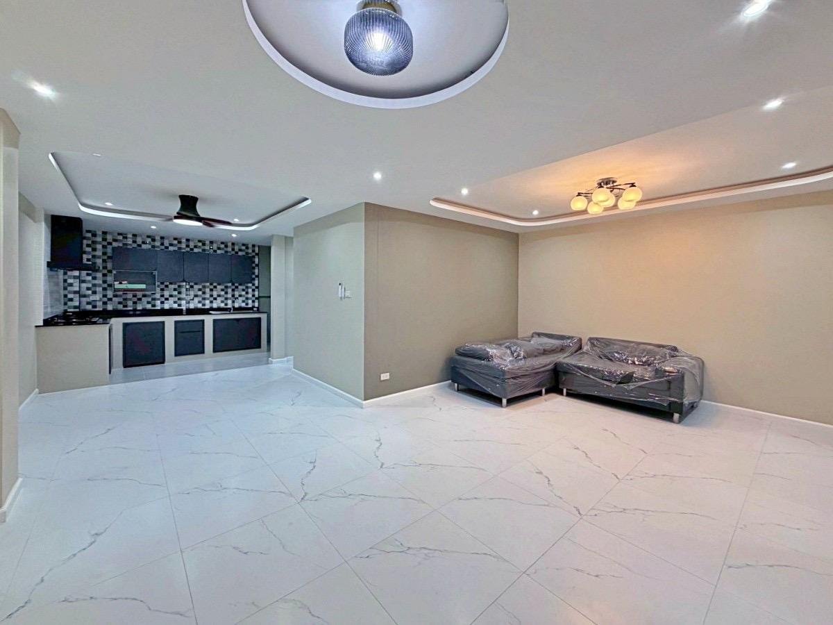 SCT260813 Fully Renovated 2-Storey Townhouse in Central Pattaya (12) SCT260813 Fully Renovated 2-Storey Townhouse in Central Pattaya