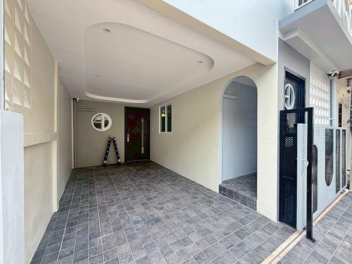 SCT260813 Fully Renovated 2-Storey Townhouse in Central Pattaya (2) SCT260813 Fully Renovated 2-Storey Townhouse in Central Pattaya