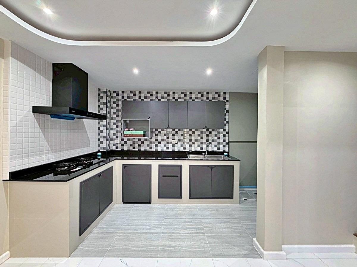 SCT260813 Fully Renovated 2-Storey Townhouse in Central Pattaya (4) SCT260813 Fully Renovated 2-Storey Townhouse in Central Pattaya