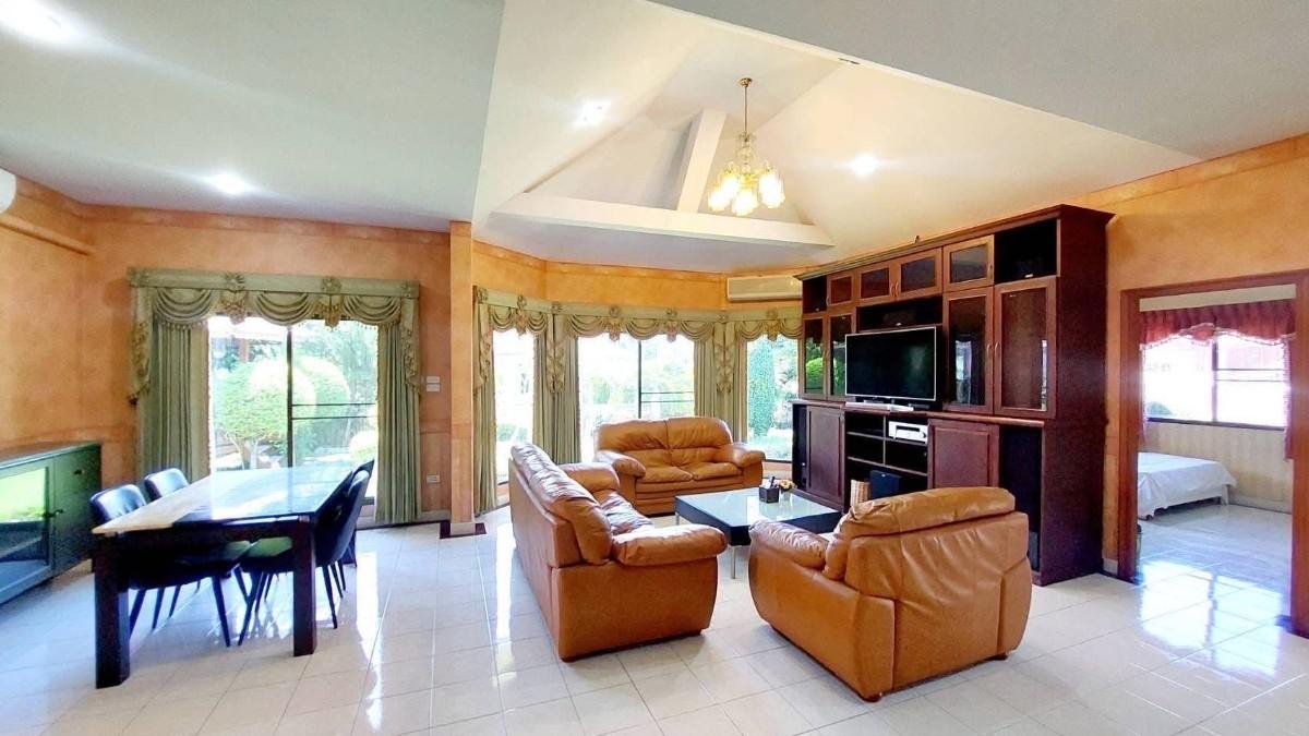 RC260910 Pattaya Village Hill 1 – 3-Bedroom Pool House (13) RC260910 Pattaya Village Hill 1 - 3-Bedroom Pool House