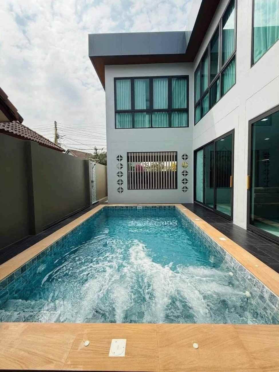 RS260912 Central Park 4 Pool House Village 3-Bedroom