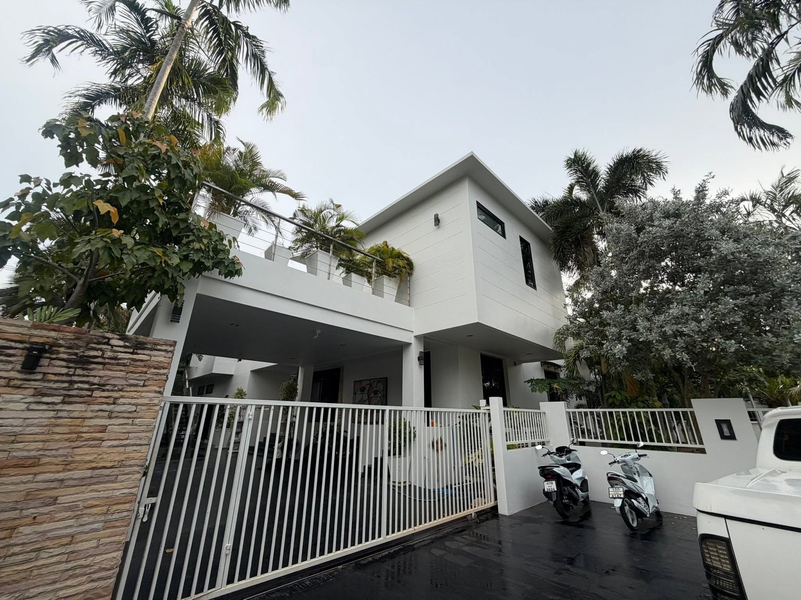 SSC260919 Luxury 8-Bedroom Modern Contemporary Estate in Khao Talo, Pattaya