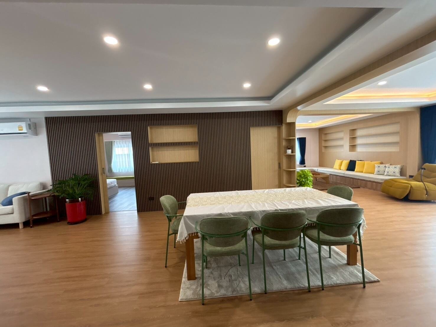 SST260902 T.W. Garden Hill Luxury 5-Bedroom Pool Villa Near Jomtien Beach
