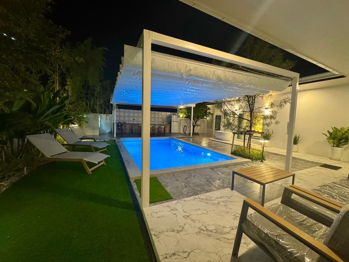 SST260902 T.W. Garden Hill Luxury 5-Bedroom Pool Villa Near Jomtien Beach