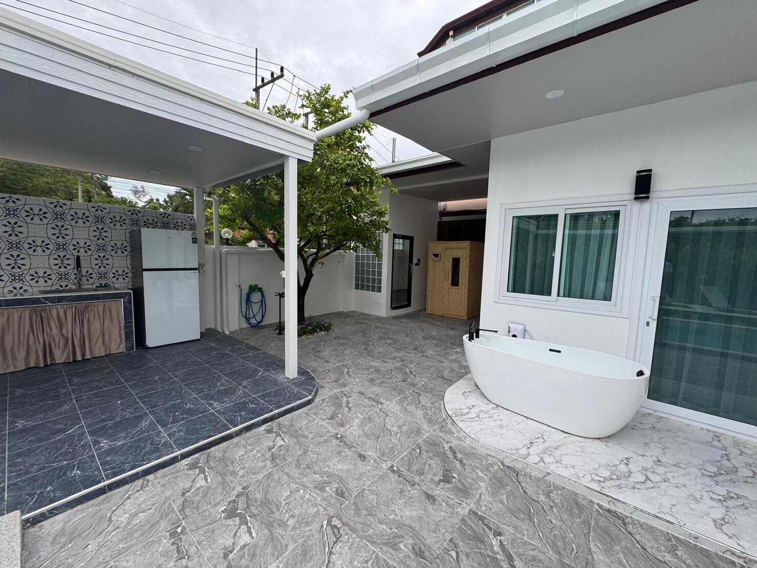 SST260902 T.W. Garden Hill Luxury 5-Bedroom Pool Villa Near Jomtien Beach