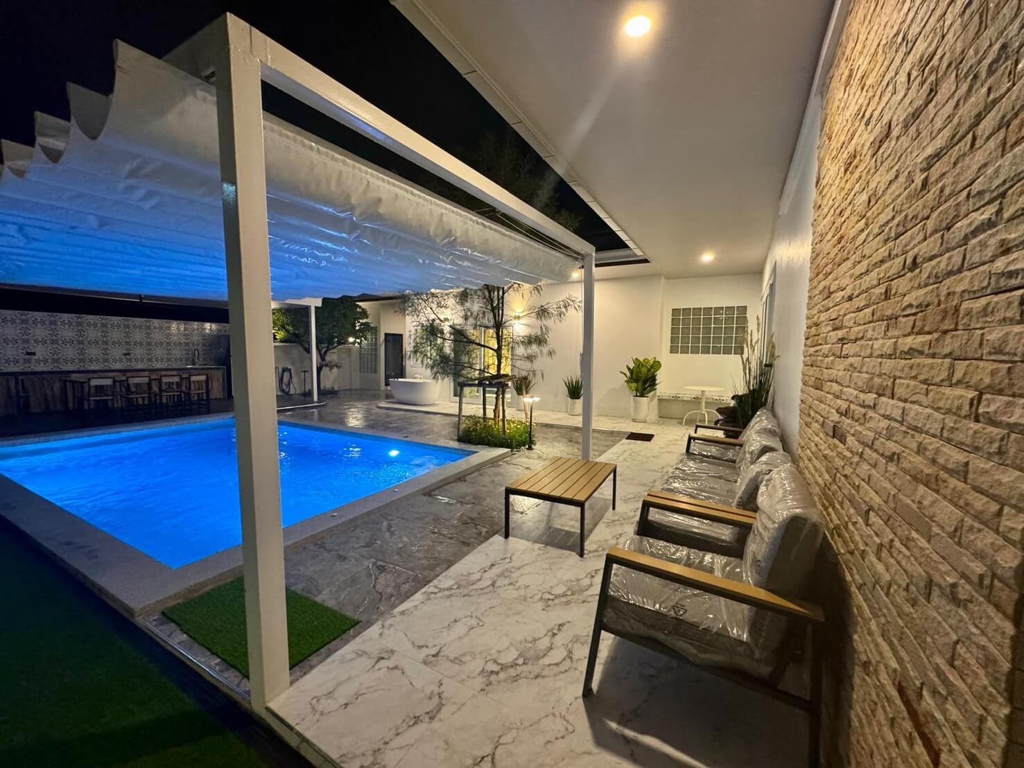 SST260902 T.W. Garden Hill Luxury 5-Bedroom Pool Villa Near Jomtien Beach