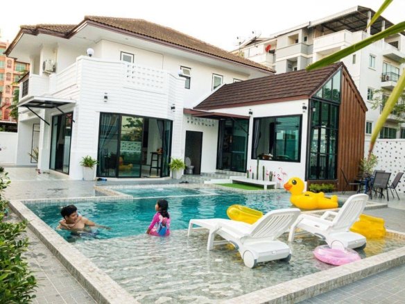 SST260917 Somkid Pool Villa Pattaya - Spacious 4 Bedroom Pool Villa Near the Beach