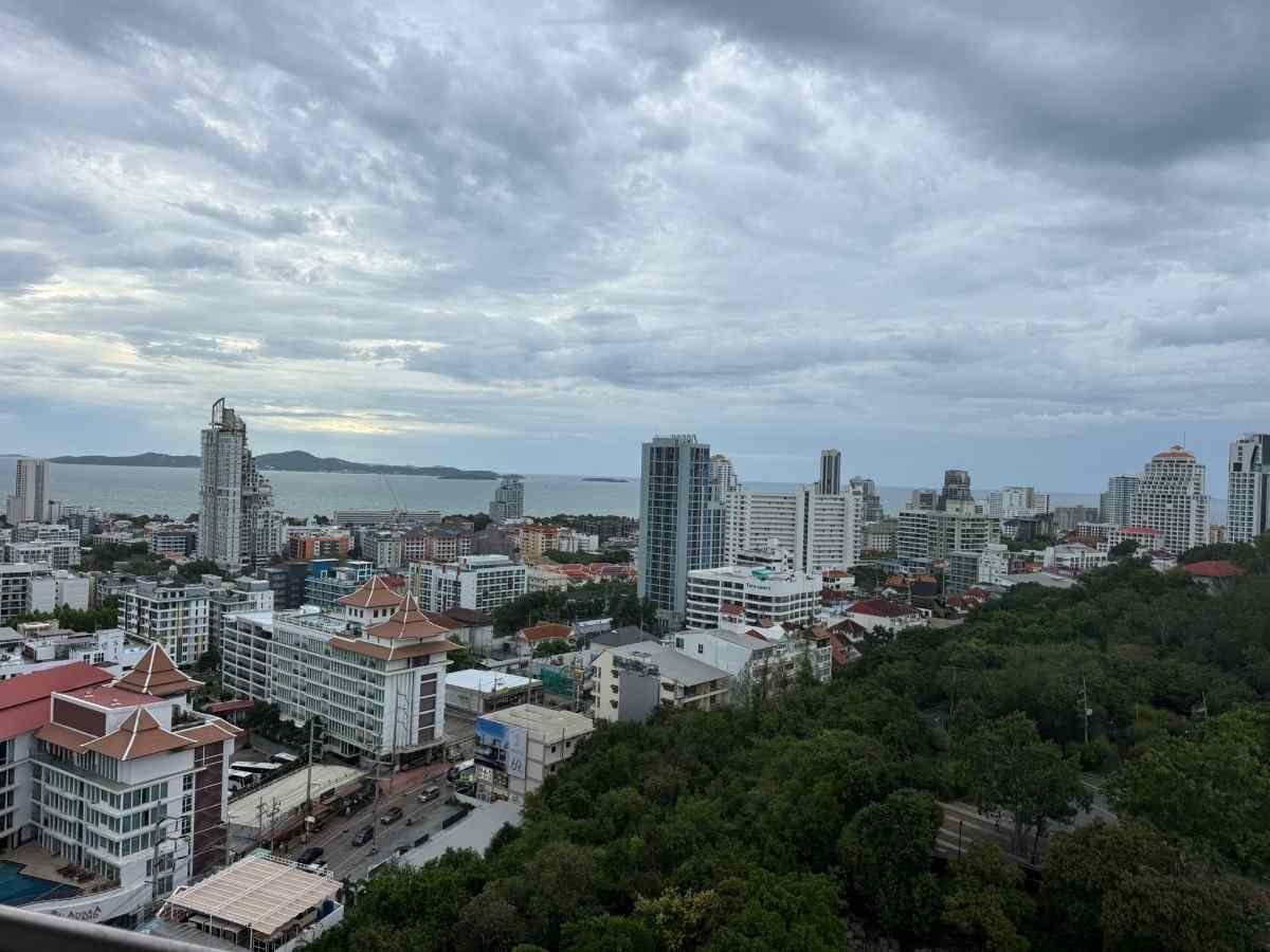 RC261002 The Axis Condominium - 19th floor Panoramic City and Garden View