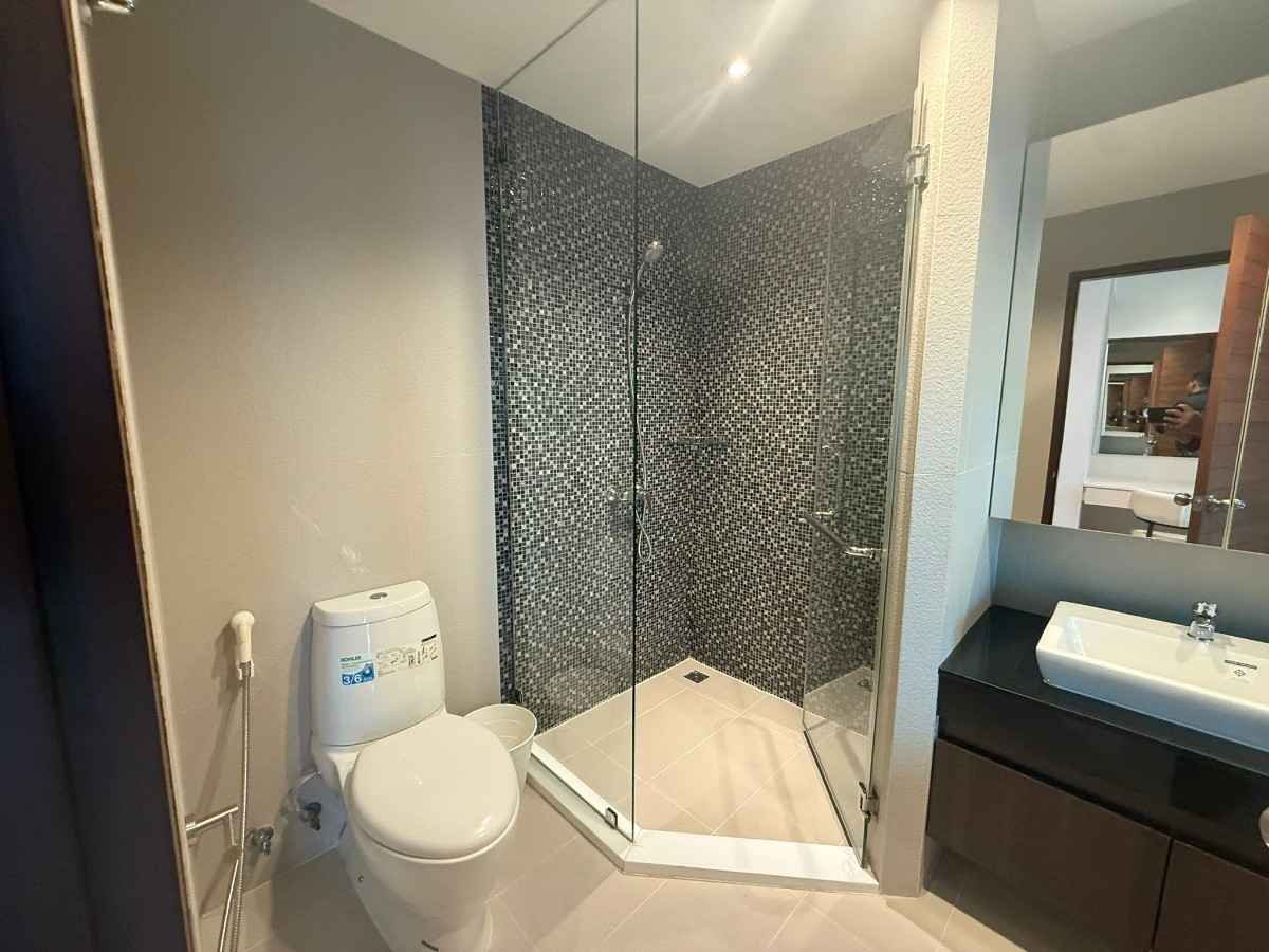 RC261002 The Axis Condominium - 19th floor Panoramic City and Garden View