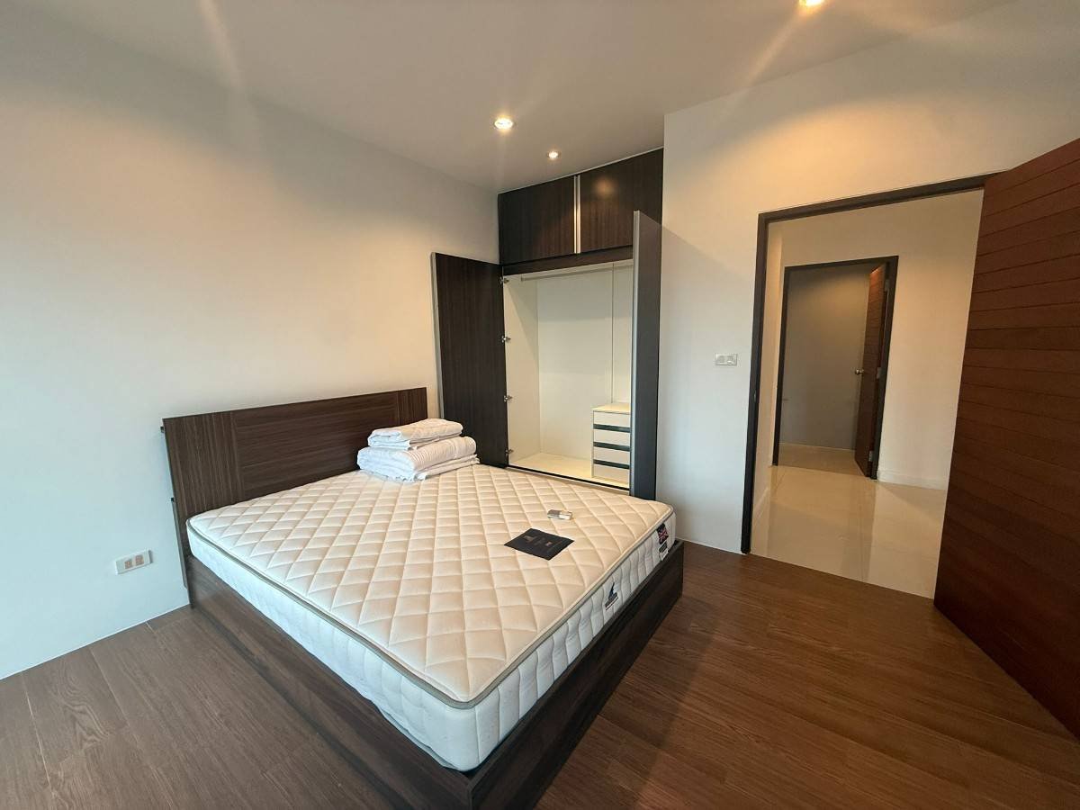 RC261002 The Axis Condominium - 19th floor Panoramic City and Garden View