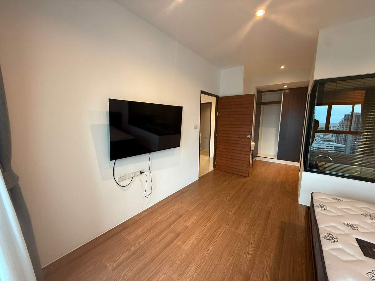 RC261002 The Axis Condominium - 19th floor Panoramic City and Garden View