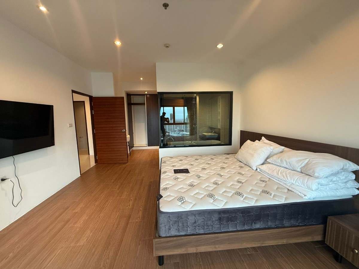 RC261002 The Axis Condominium - 19th floor Panoramic City and Garden View