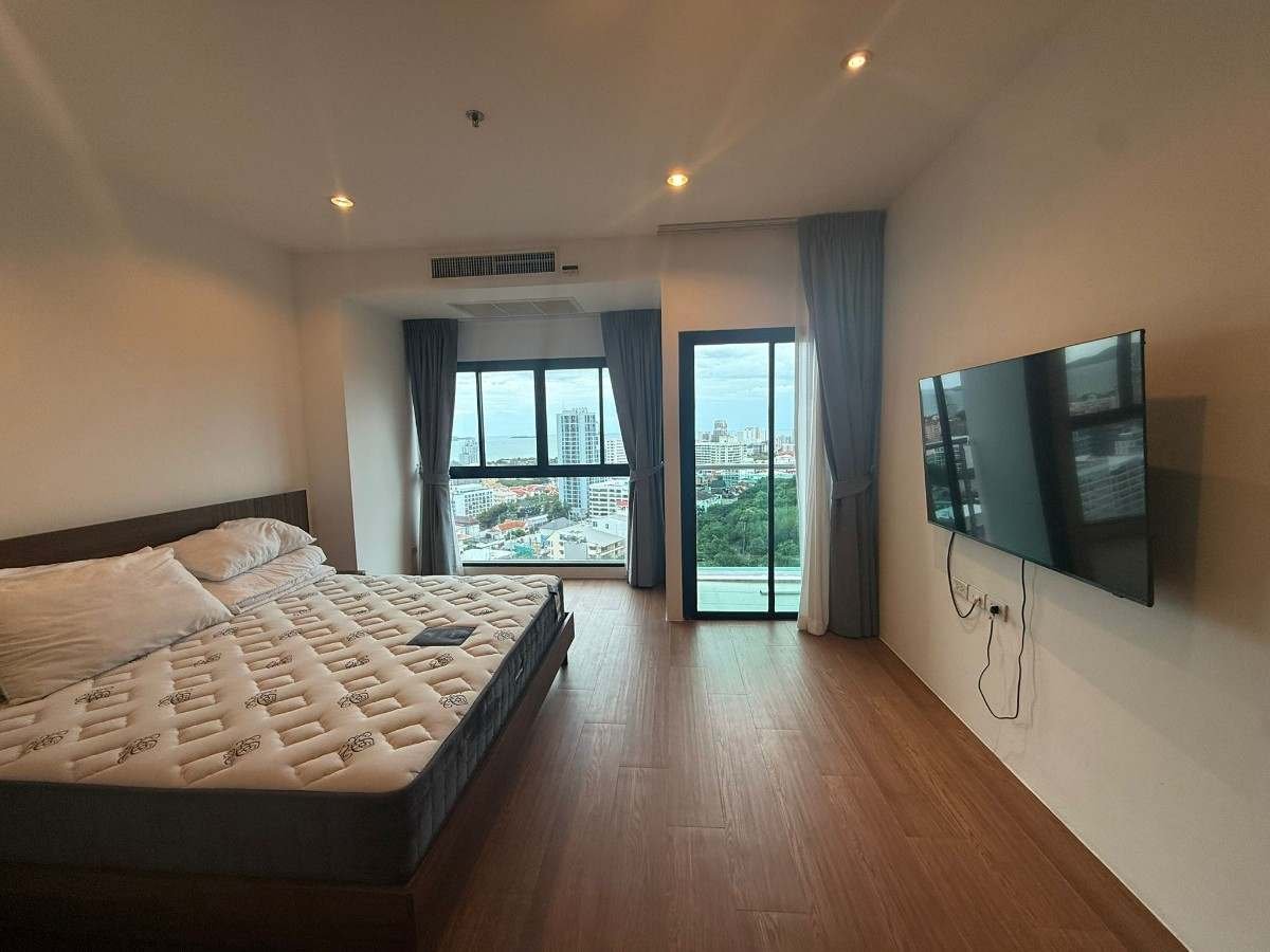 RC261002 The Axis Condominium - 19th floor Panoramic City and Garden View