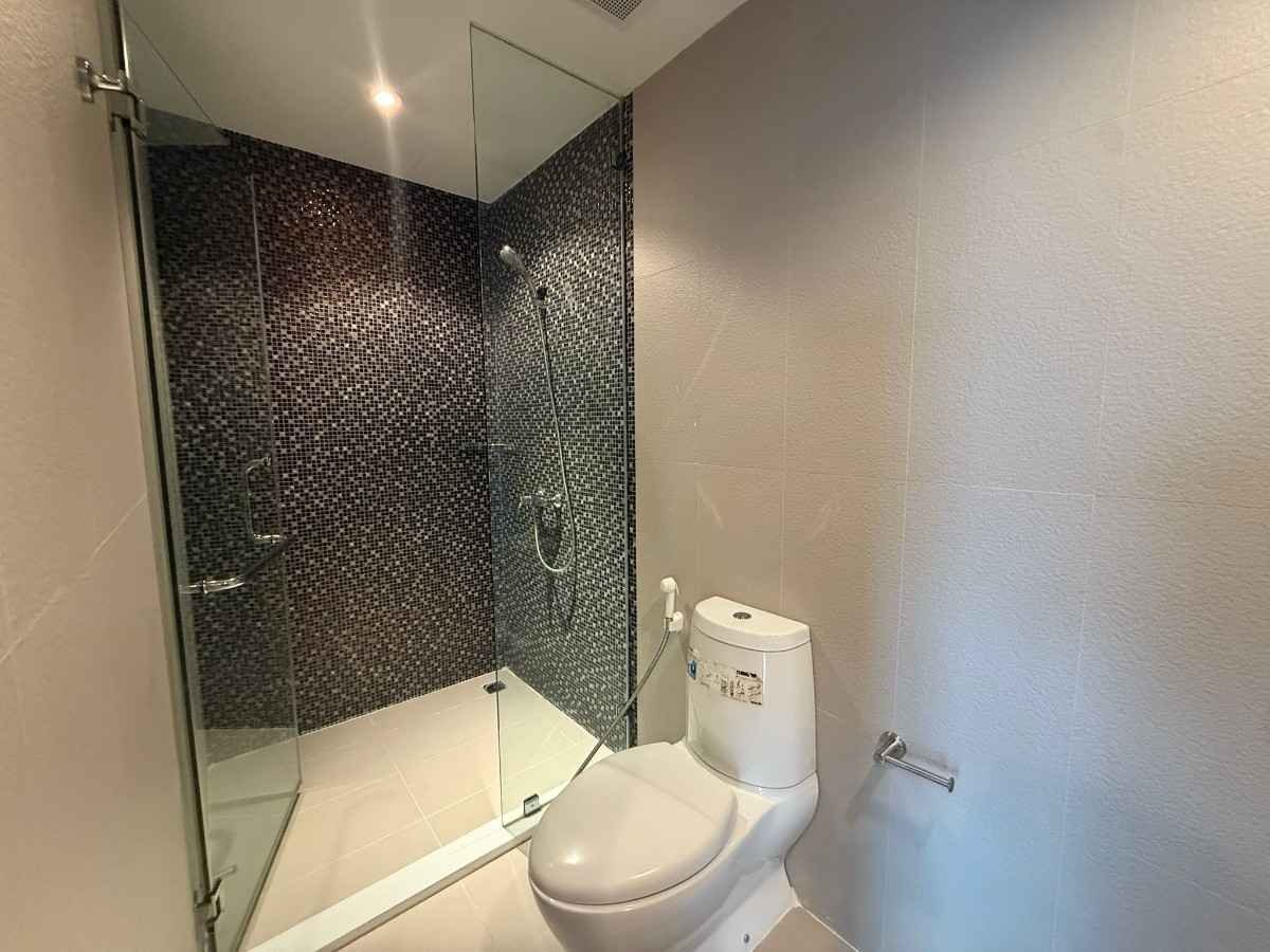RC261002 The Axis Condominium - 19th floor Panoramic City and Garden View
