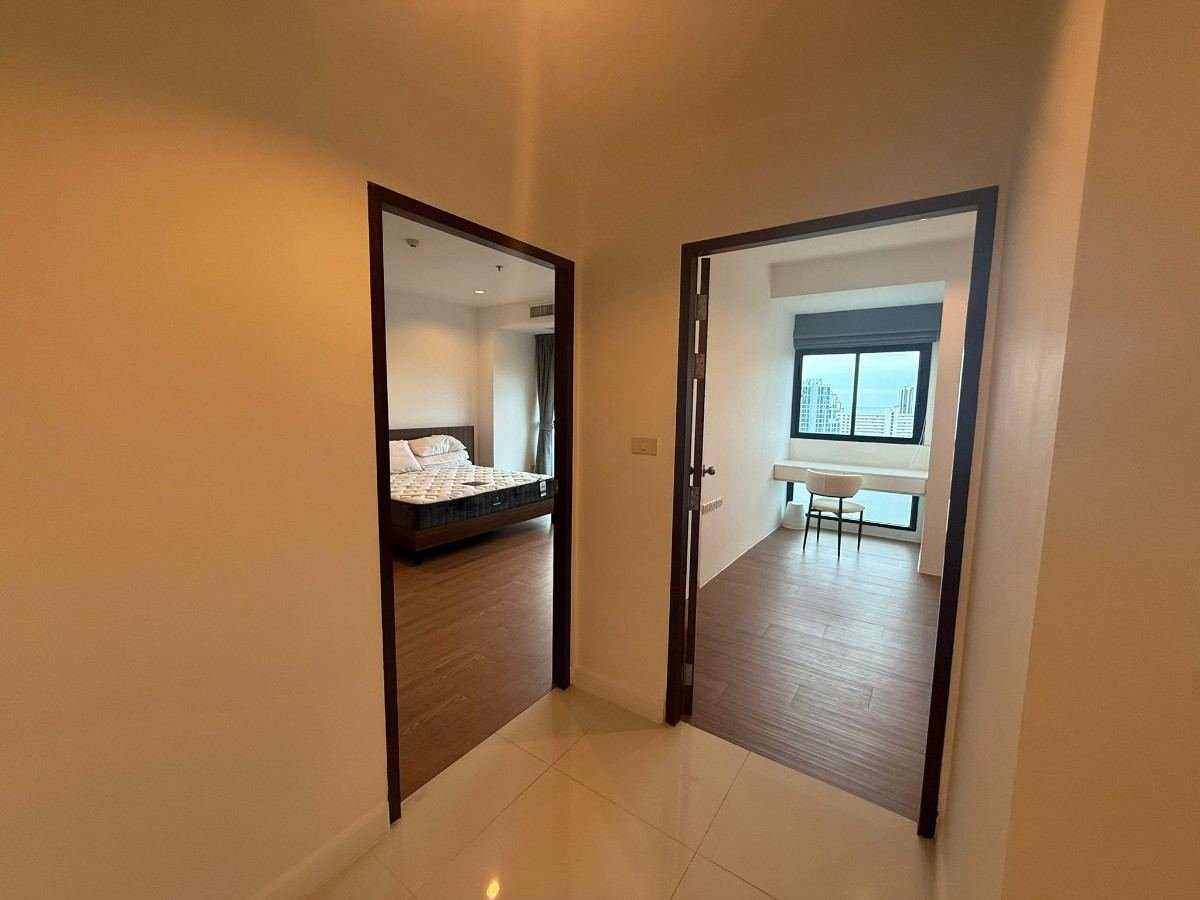 RC261002 The Axis Condominium - 19th floor Panoramic City and Garden View