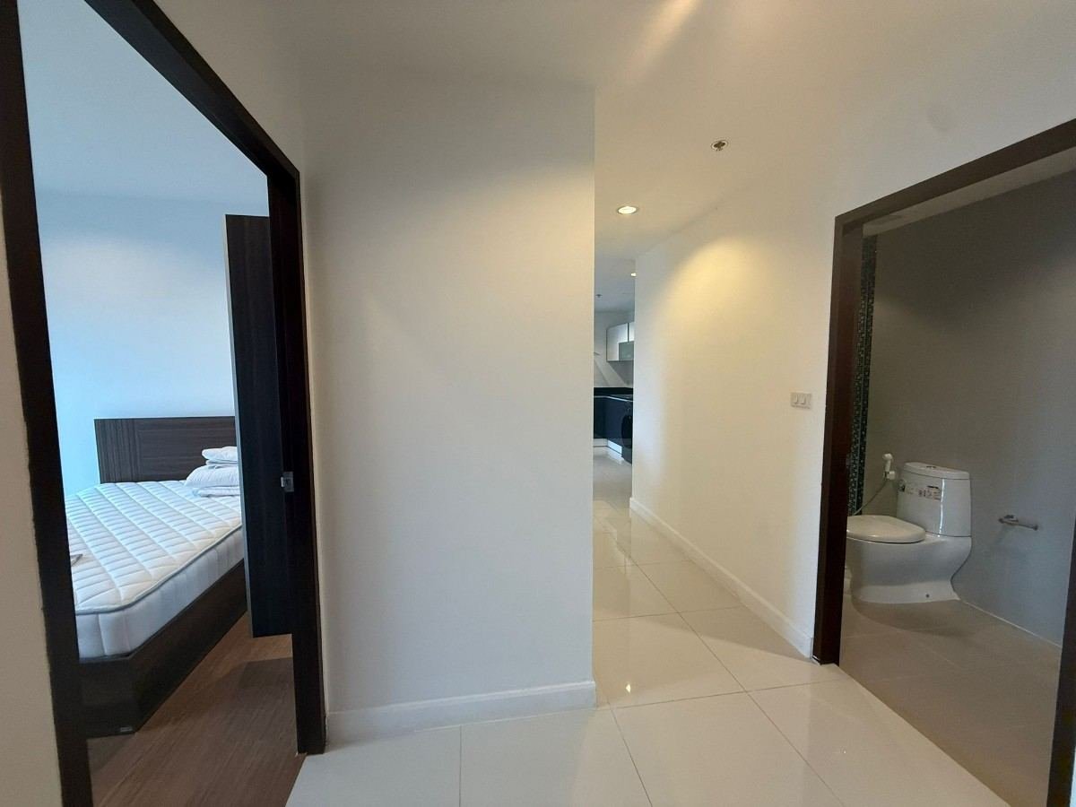 RC261002 The Axis Condominium - 19th floor Panoramic City and Garden View