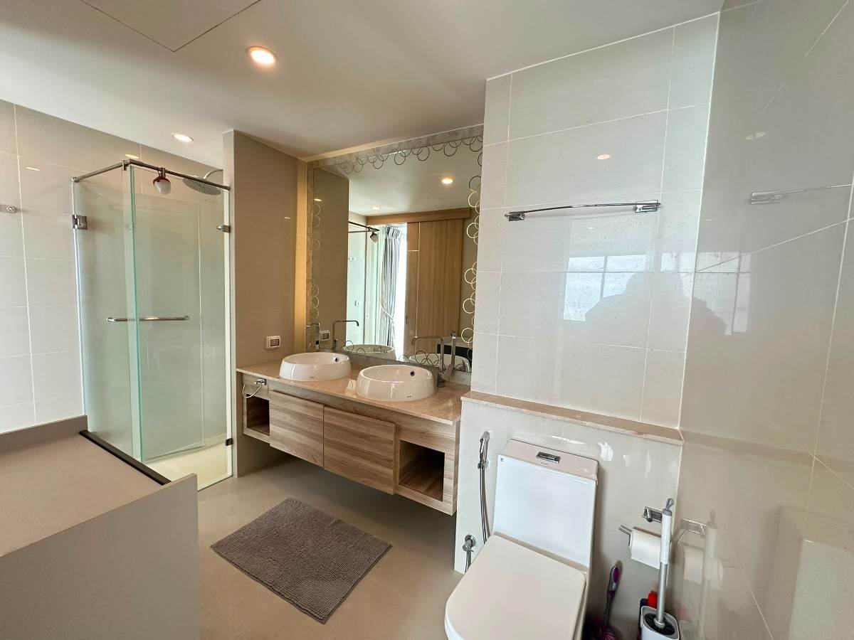 RC261004 Riviera Jomtien Condo - High Floor Corner Sea View